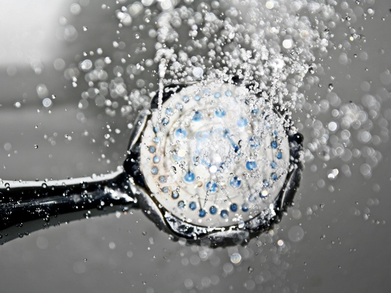 como debe de ser la temperatura para lavar tu cabello, con agua fra o caliente